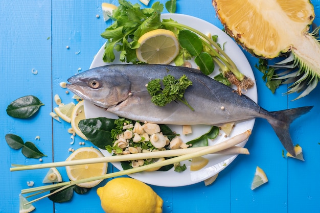 Comida de peixe com especiarias ingrediente na mesa azul