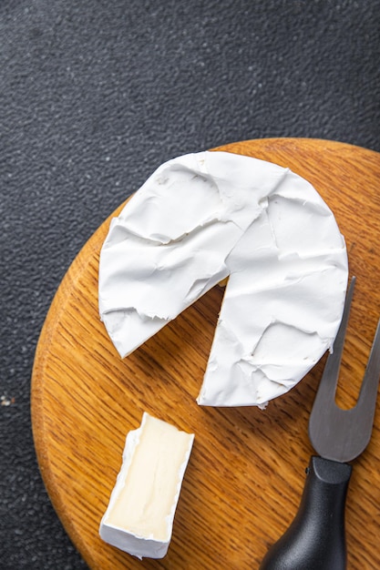 Comida de queijo macio de camembert ou brie lanche na mesa cópia espaço comida fundo rústico