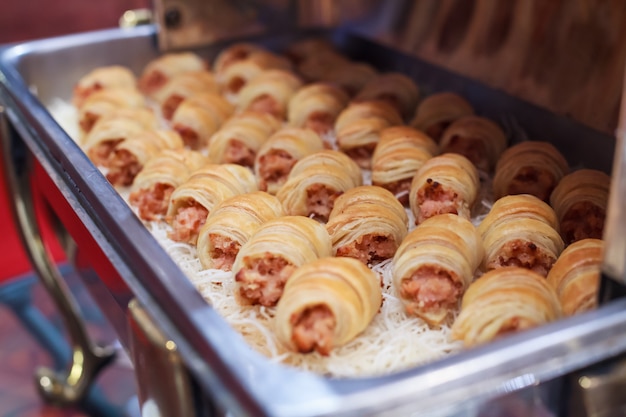 Comida de restaurante bufê de banquete buffet de catering massa de pufes recheado de prato de escoriações