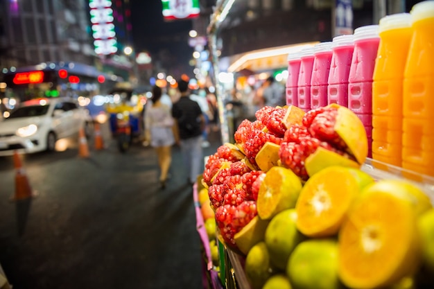 Comida de rua com frutas tailandesas na yaowarat road, chinatown, bangkok e uma deliciosa comida de rua. existem frutos do mar,