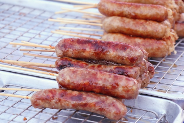 Comida de rua de salsichas de churrasco