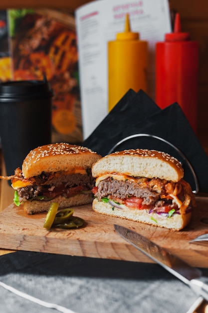 Foto comida de rua em uma mesa de madeira