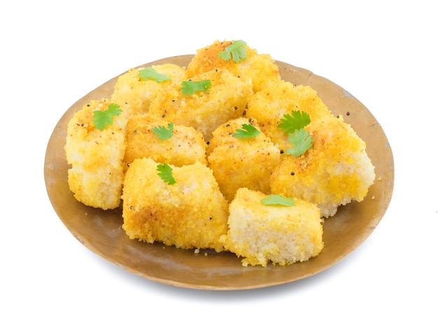 Comida de rua indiana Khaman Dhokla em fundo branco