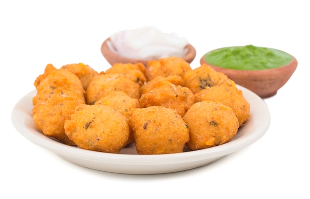 Comida de rua picante indiano dal vada em fundo branco