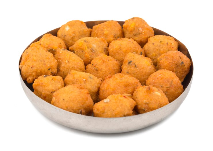 Foto comida de rua picante indiano dal vada em fundo branco