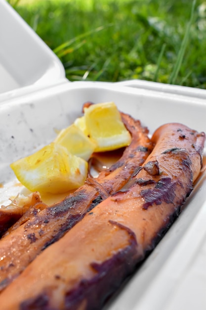 Comida de rua Polvo estufado em tomate numa feira livre