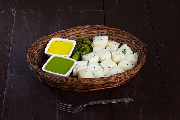 Comida de rua popular indiana Khaman ou dhokhala