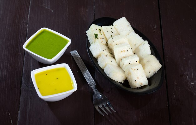 Comida de rua popular indiana khaman ou dhokhala