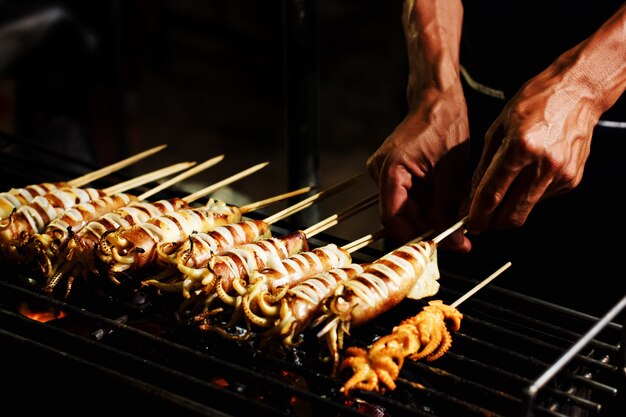 Comida de rua se preparando ao ar livre na Ásia