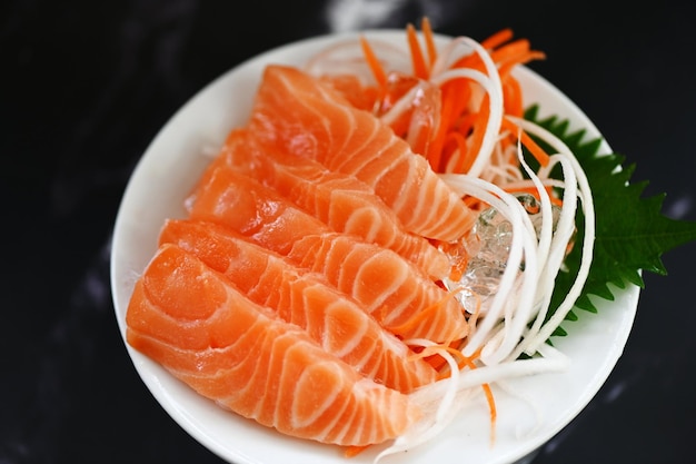 Comida de sashimi de salmão, filé de salmão, menu japonês com folha de shiso perilla, erva de limão e especiarias, peixe salmão cru fresco para cozinhar alimentos, frutos do mar, peixe salmão