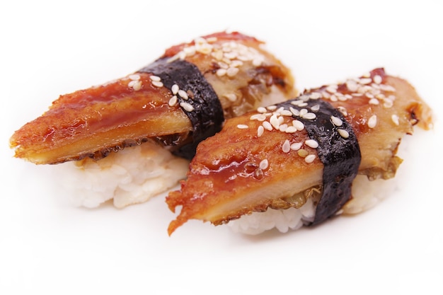 Comida de sushi japonesa. Dois unagi nigiri