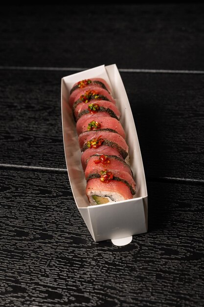 comida de sushi Maki ands rolos com atum salmão camarão caranguejo e abacate Vista superior de sushi variado rolos de sushi arco-íris uramaki hosomaki e nigiri