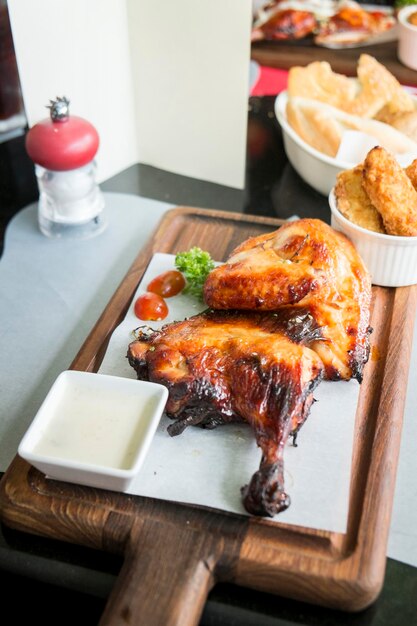 Comida de tábua de corte de frango grelhado na tábua de corte frango grelhado na tábua de corte chi