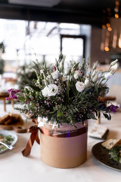 Comida y decoración de flores en una mesa festiva en un restaurante.