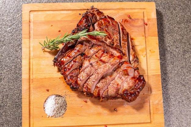 Comida, deliciosa, carne de caballo y concepto de artesanía: porción de bistec a la parrilla.