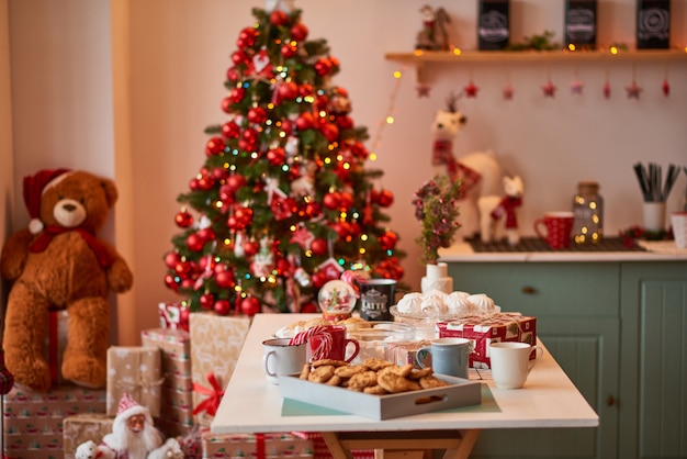 Comida deliciosa com árvore de Natal em fundo