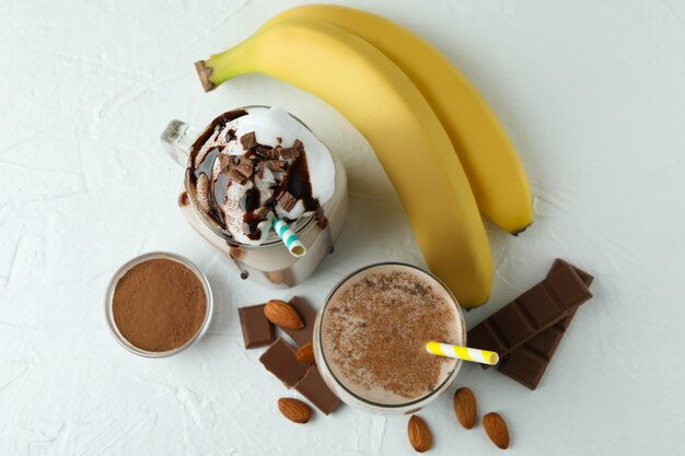 comida deliciosa com milkshake de chocolate e banana