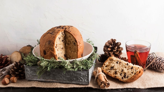 Comida deliciosa de natal com chá de frente