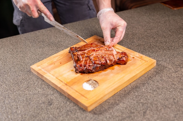 Comida deliciosa e conceito artesanal - porção de bife de carne na brasa