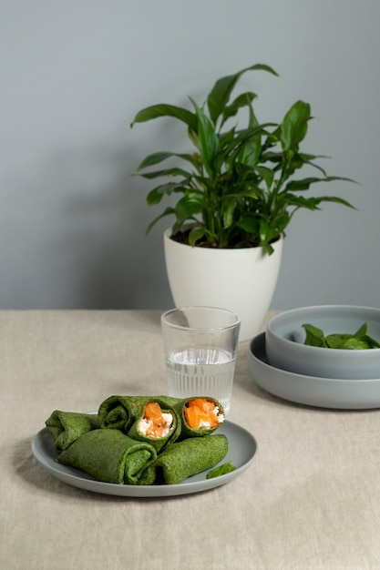 Foto comida deliciosa e planta na mesa