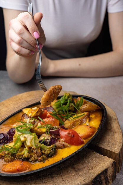 Foto comida deliciosa em uma frigideira closeup