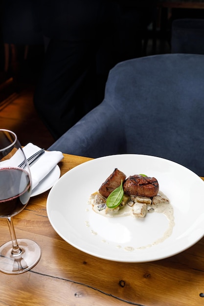 comida deliciosa em uma mesa de madeira em um restaurante premium