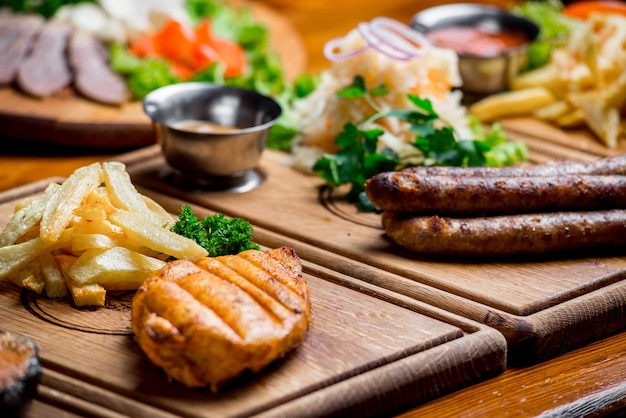 Comida deliciosa y hermosa en una tabla de madera