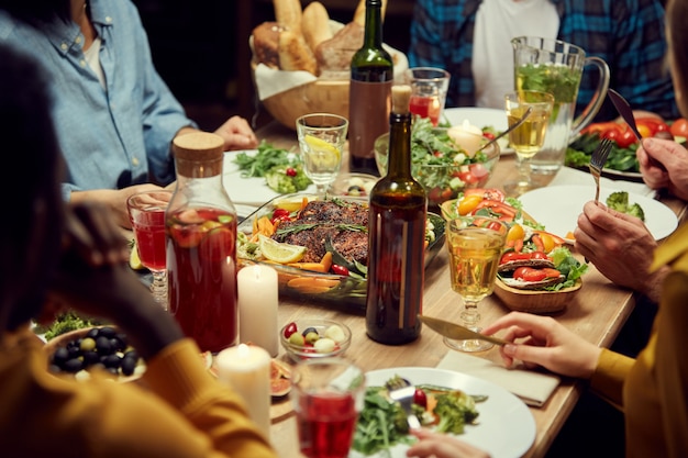 Comida deliciosa en la mesa de la cena