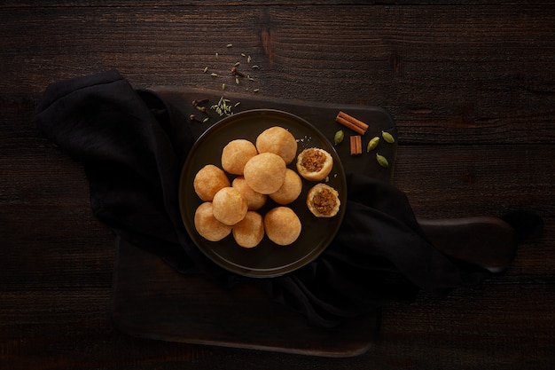 Foto comida deliciosa sobre fondo oscuro