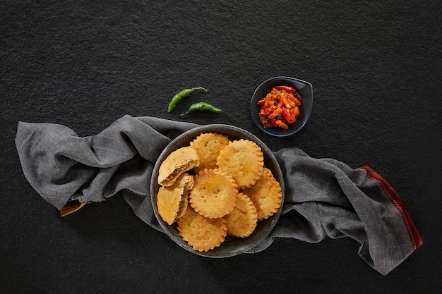 Foto comida deliciosa sobre fondo oscuro