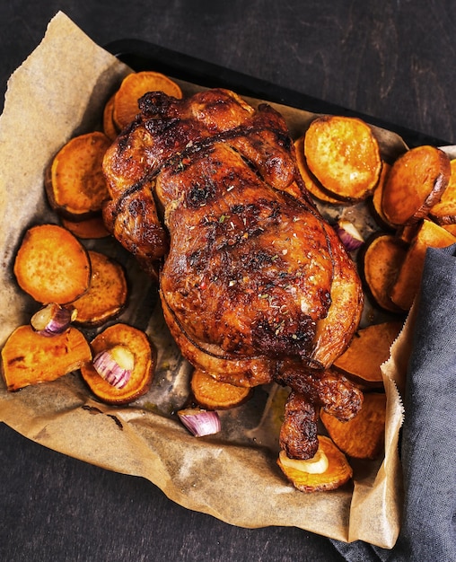 Comida Delicioso pollo asado en la mesa