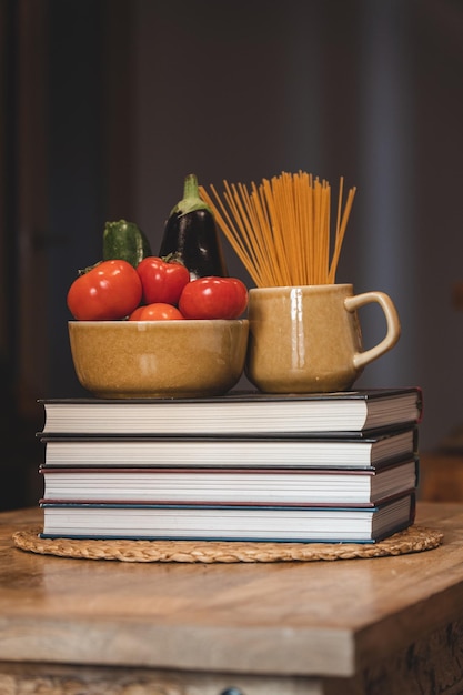 Comida dentro de copos em livros