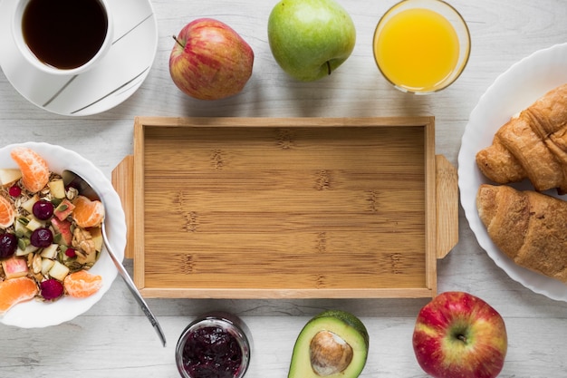 Foto comida de desayuno alrededor de la bandeja