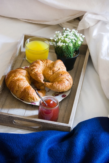 Comida de desayuno en la cama dentro de un dormitorio