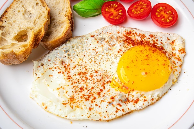 comida de desayuno de huevo frito, tomate, merienda de comida saludable en la mesa fondo de comida de espacio de copia