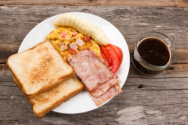 Comida de desayuno en la mesa de madera.