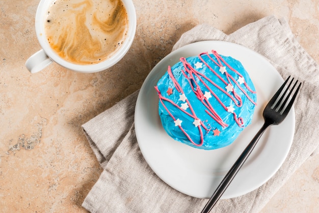 Comida para el día de la independencia. 4 de julio. Donuts americanos tradicionales con esmalte en colores de la bandera de Estados Unidos