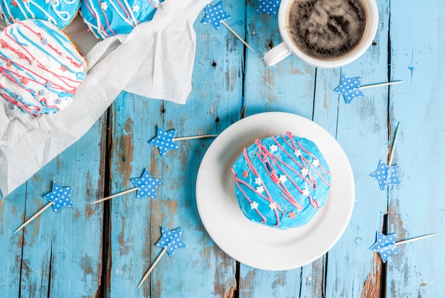 Comida para el día de la independencia. 4 de julio. Donuts americanos tradicionales con esmalte en colores de la bandera de Estados Unidos