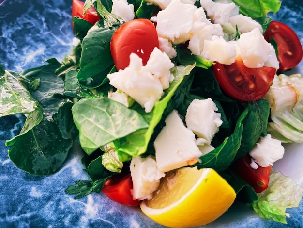 Comida de dieta saludable y concepto de cocina mediterránea ensalada con queso blanco y vegetales verdes frescos ...