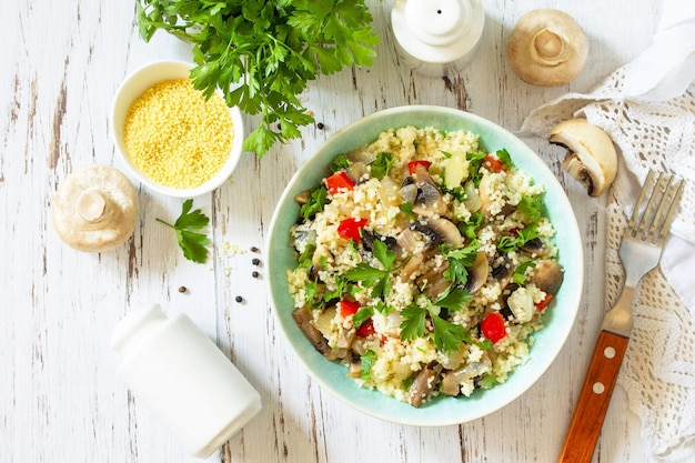 Comida de dieta saludable Ensalada vegana con cuscús y champiñones Vista superior endecha plana