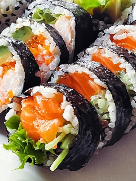 Comida y dieta sushi japonés en un restaurante cocina asiática como comida para el almuerzo o la cena receta sabrosa