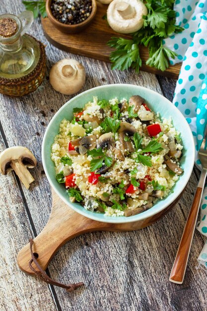 Comida dietética concepto vegano Ensalada vegana con cuscús y champiñones en una mesa de madera Espacio de copia