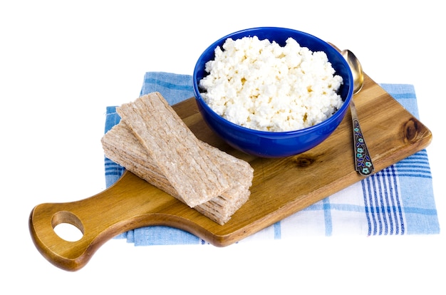 Comida dietética, requesón y pan de centeno.