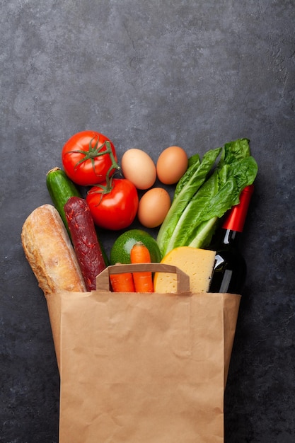 Comida diferente em saco de papel de reciclagem