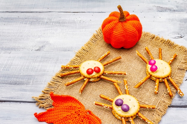 Comida divertida para niños. Arañas comestibles, concepto de Halloween