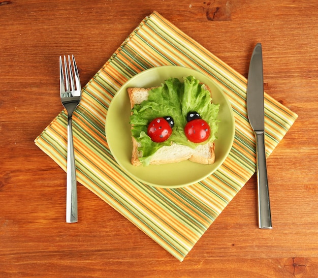 Comida divertida para niños fondo de madera