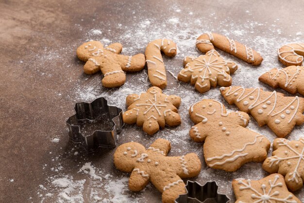 Comida doce de Natal Biscoitos caseiros de gengibre e utensílios de cozinha na mesa marrom