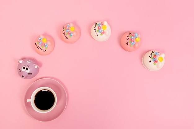 Comida doce e uma xícara de café em um fundo rosa Comida e bebidas Copie o espaço