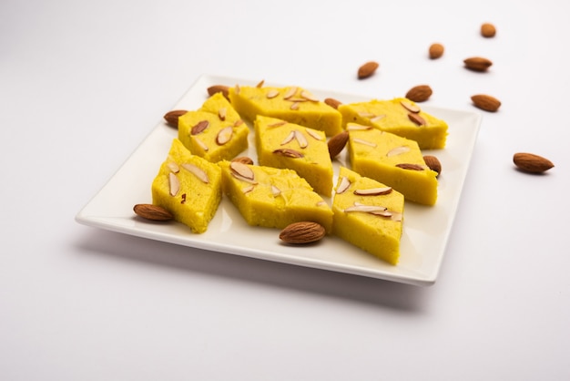 Comida doce indiana Badam Barfi, também conhecido como burfi doce de amêndoa ou Mithai, barfee