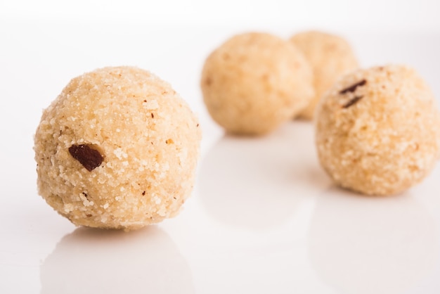 Foto comida doce indiana com coco laddu ou nariyal laddoo, foco seletivo